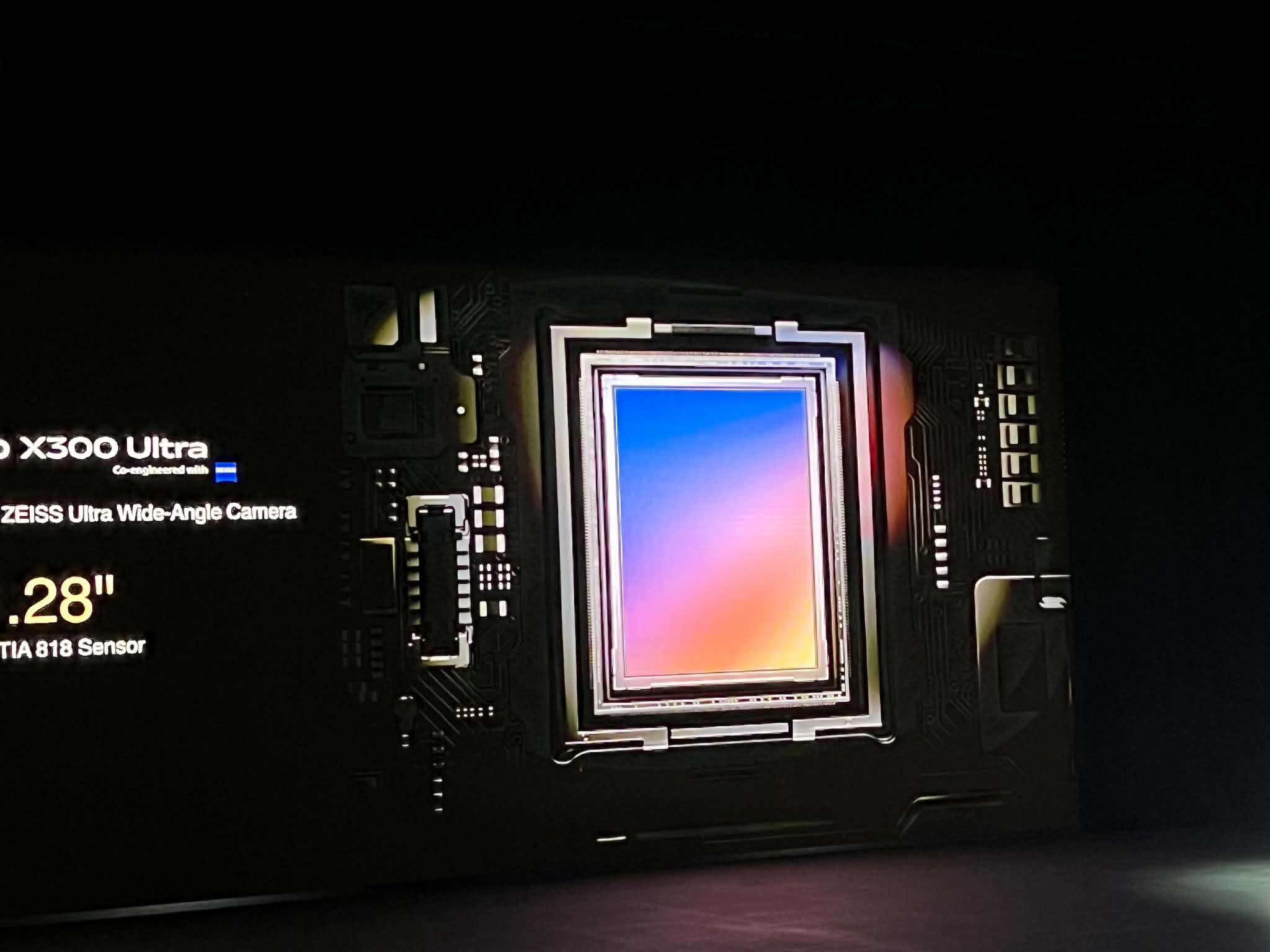 vivo X300 Ultra、FE发布：双2亿像素镜头、两种增距镜配件、最高骁龙8 Elite Gen 5，RM3299起