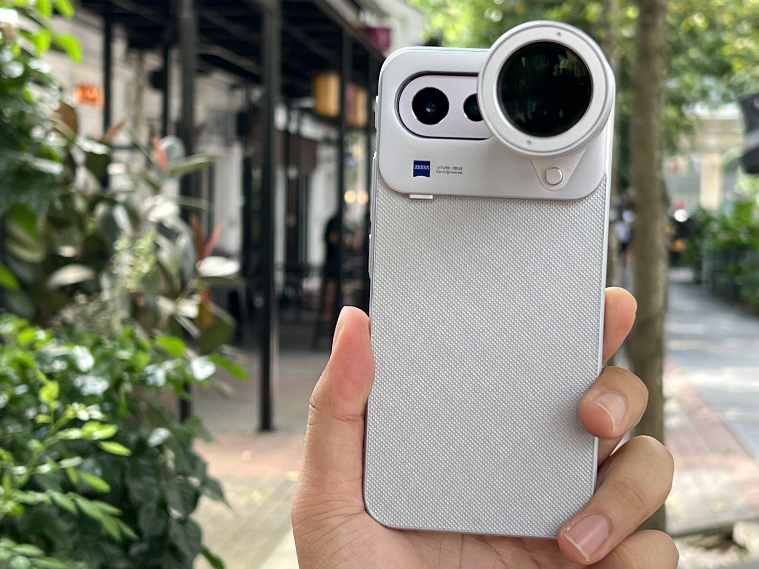 vivo X300 FE评测:小屏轻旗舰,就连“大炮”也很轻!虽是FE但落差不会太明显 9 IMG 2667 scaled