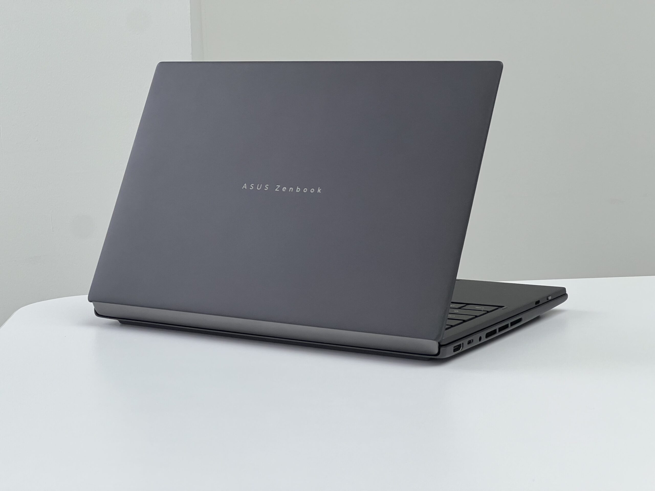 2026款ASUS ZenBook Duo评测:屏幕更大、续航更长、散热更好,体验成熟许多的双屏神器! 2 2026款ASUS ZenBook Duo评测:屏幕更大、续航更长、散热更好,体验成熟许多的双屏神器!