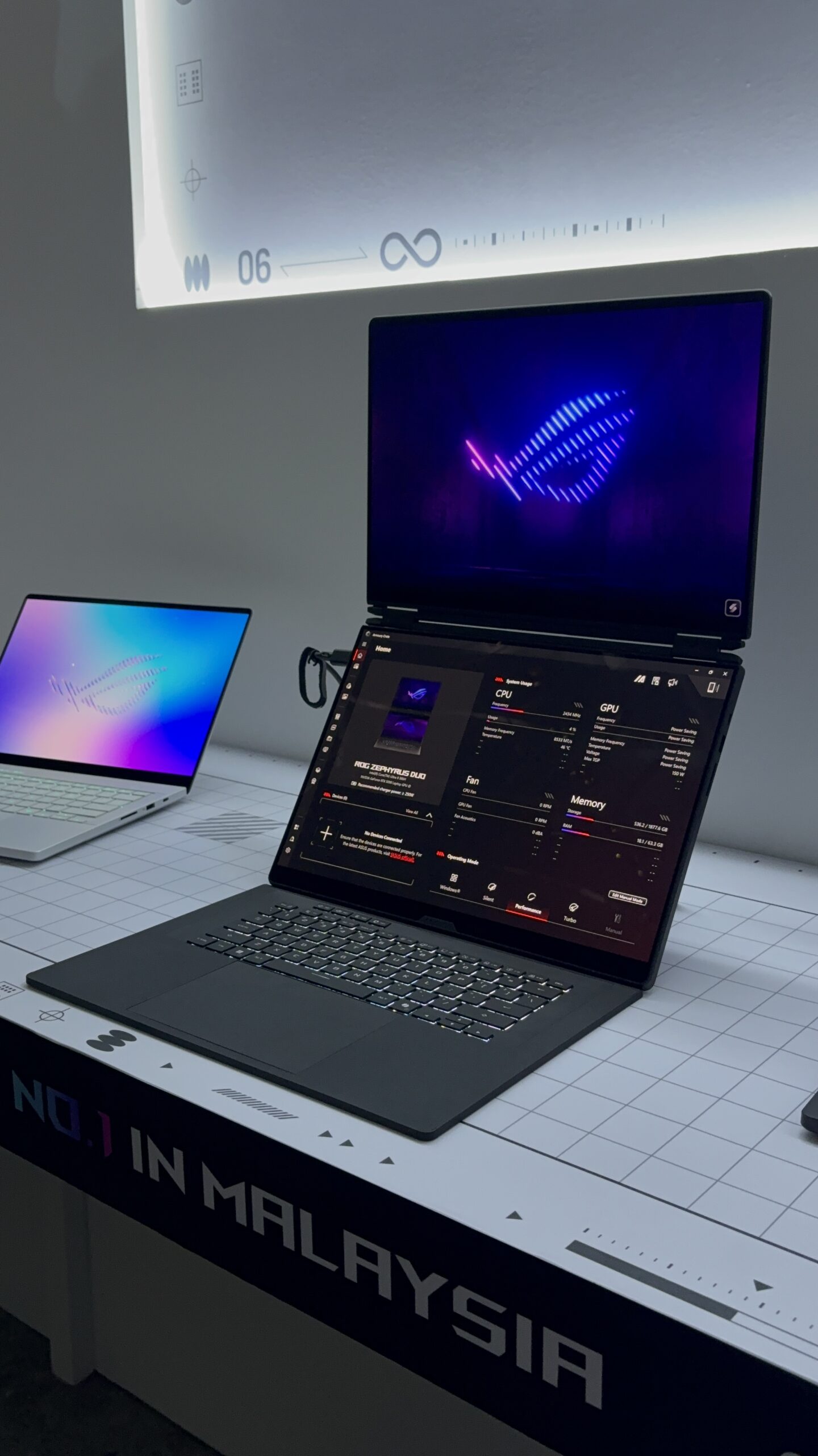 ROG Zephyrus Duo发布：同时用两块16寸屏玩游戏，顶级性能配置，要价RM36999！