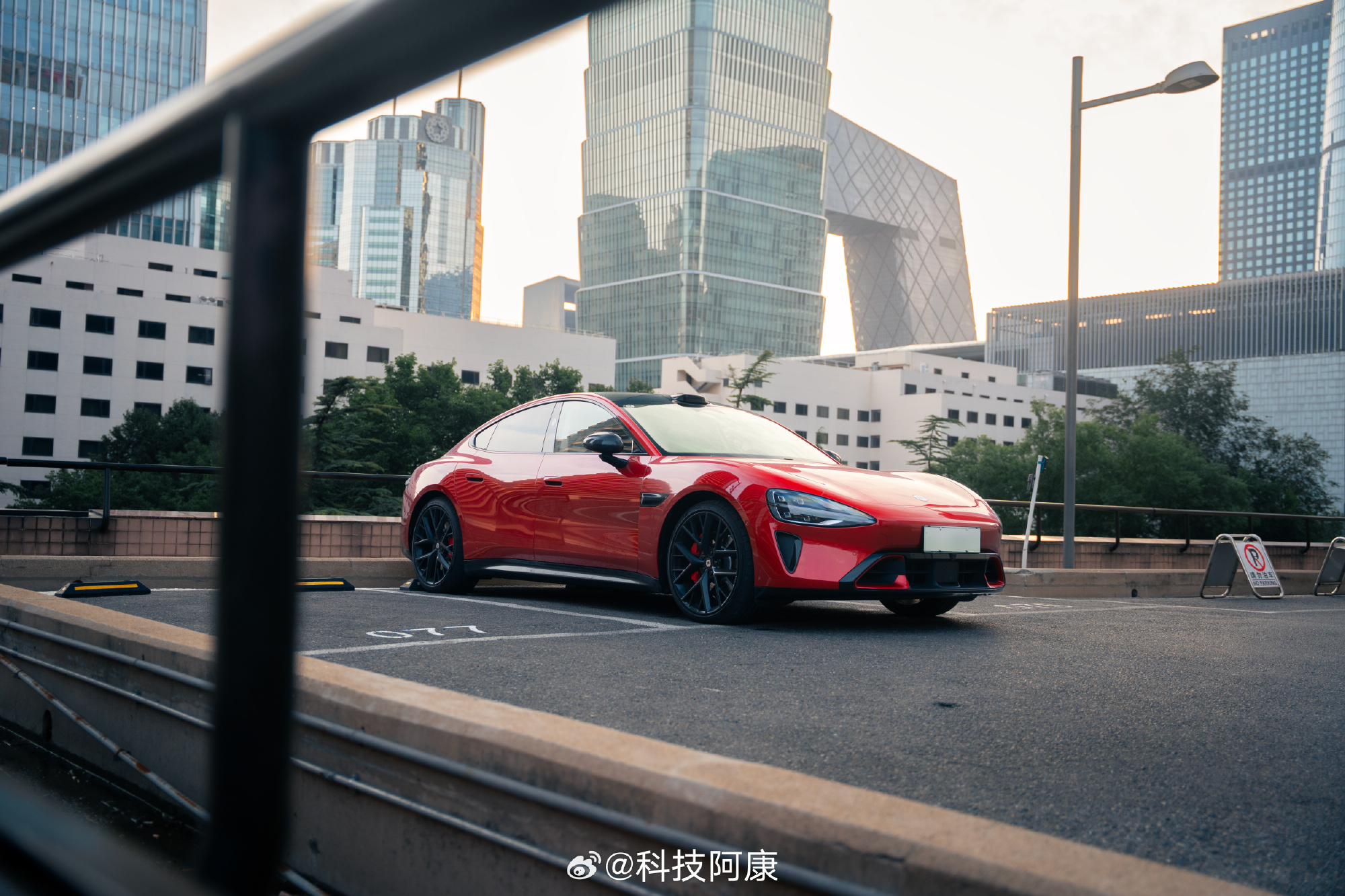 冲出中国!雷军回复海外网友:小米汽车确定2027年进入欧洲! 3 7c817a7bly1ieqnmfqtp5j23uw2klu10