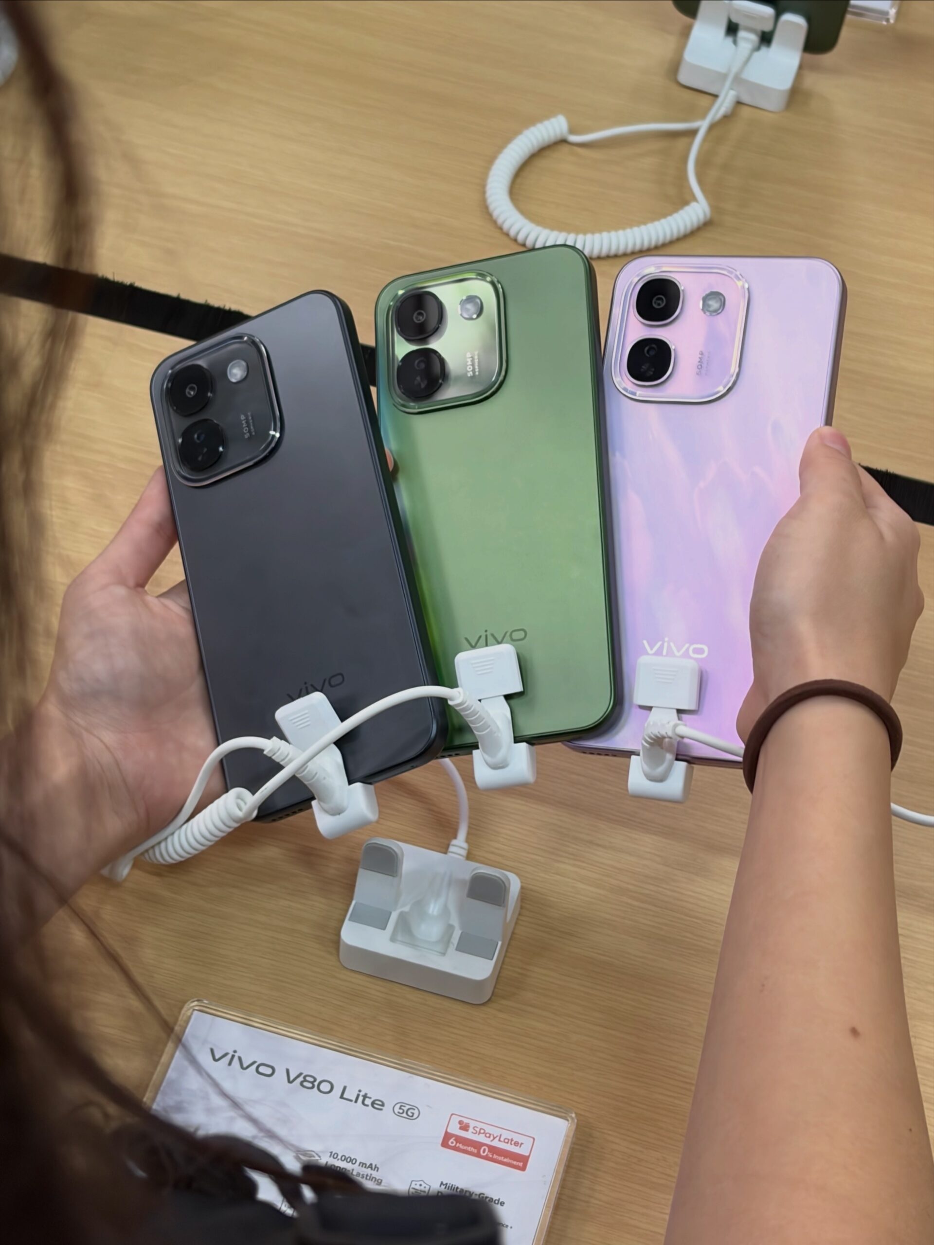 创下吉尼斯纪录的手机!vivo V80 Lite 5G 发布:10000mAh支持反向充电6台手机!大马售价RM1499起! 3 C030E5E9 26ED 413B BA1D D2D9D7BC5BD6 scaled